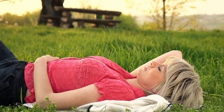 HD多莉:睡在草地上的女人
