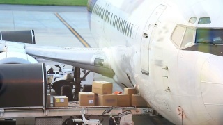 空运货物到飞机的物流背景视频素材模板下载