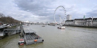 伦敦泰晤士河和河堤全景