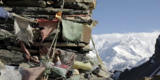 尼泊尔山顶上的祈祷旗