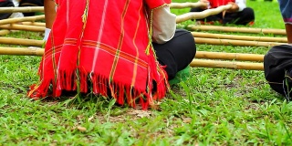 用当地竹竿跳传统舞蹈