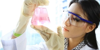 亚洲科学家女性寻找化学液体。