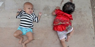 两个印度农村的婴儿
