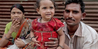 幸福的印度亚裔农村家庭，有两个孩子