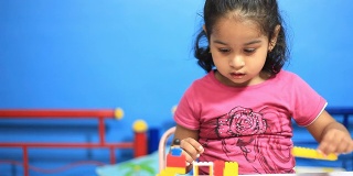 一个快乐的印度小女孩在玩积木