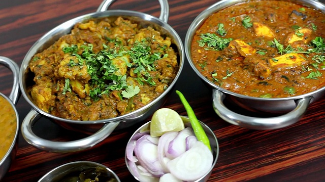 餐桌上供应的各式印度菜
