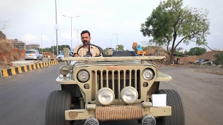 一名印度男子开着一辆老式吉普车视频素材模板下载