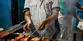 锡克教男子在印度德里准备烧烤烤鸡