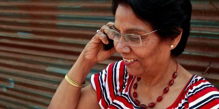 年长的印度亚裔女性正在打手机