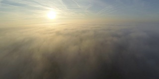 高清:空中拍摄的乡村在雾中