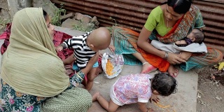 两名印度农村亚裔妇女和她们的孩子