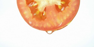 水从西红柿上滴下来。全高清视频