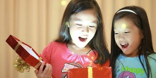 两个小女孩正在打开圣诞礼物