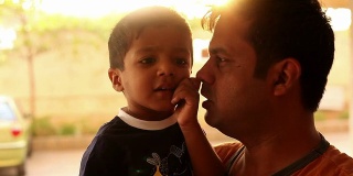 快乐的印第安孩子和他的父亲玩