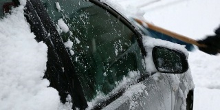 清除车窗上积雪的人