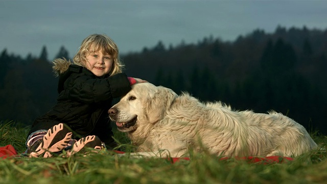 小女孩在抚摸她的狗