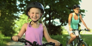 一个骑自行车的小女孩的肖像