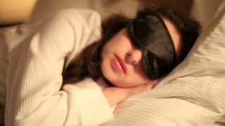 睡在床上的年轻女人视频素材模板下载