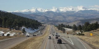 高清视频州际70公路交通和科罗拉多州落基山脉