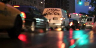 纽约市夜间的交通状况(倾斜镜头)