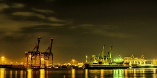 曼谷港船舶从白天到夜晚的时间流逝