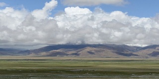 移动的云和景观在喜马拉雅山脉，西藏