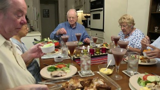 老年人在餐桌上传递食物视频素材模板下载