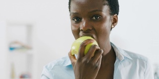 HD:非洲女商人吃苹果