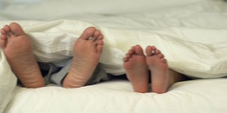 躺在床上的家人和他们的脚