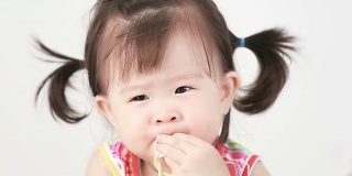 小女孩在吃意大利面。