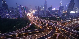 夜间上海高架路