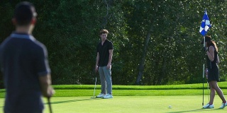 三个人打高尔夫