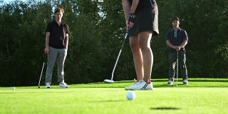 女高尔夫球手推杆。