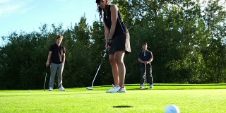 女高尔夫球手向目标射击
