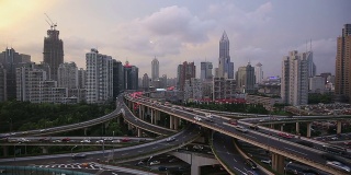 暮色中的上海高架路