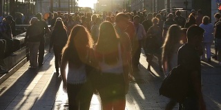 高清慢镜头:行人通勤人群步行巴黎香榭丽舍大街