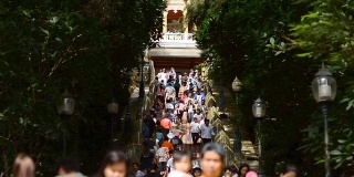 人群聚集在泰国著名寺庙的顶端