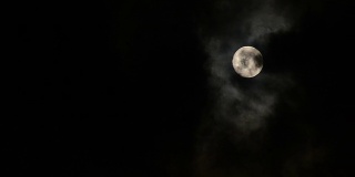 云间满月