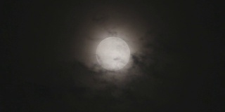 满月的云