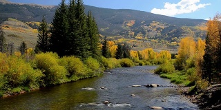 秋天的颜色沿着蓝色的河在Summit县，科罗拉多州