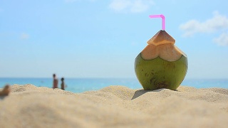 沙滩上用吸管喝椰子汁视频素材模板下载