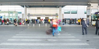 旅客在机场到达楼的人群时间流逝