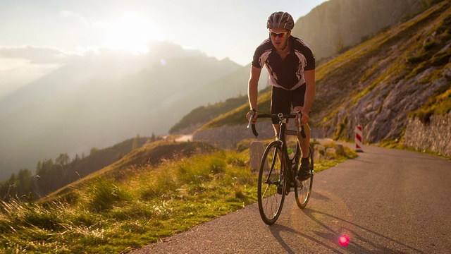 日落时分在山口上骑公路自行车