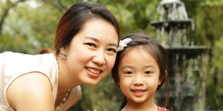 亚裔母亲和她的女儿