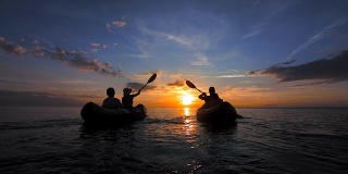 TS人海上皮划艇在日落