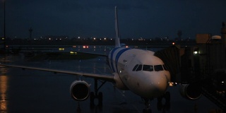 机场在晚上