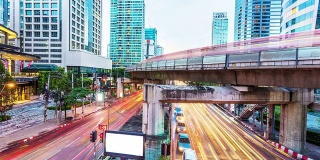 曼谷街道白天的交通灯轨迹
