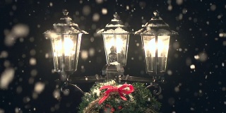 街上的灯柱上挂着圣诞花环