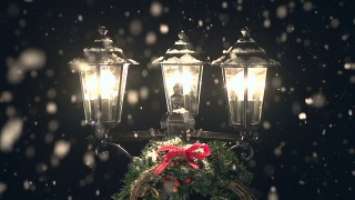 街上的灯柱上挂着圣诞花环视频素材模板下载