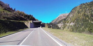 汽车行驶在山口，进入隧道